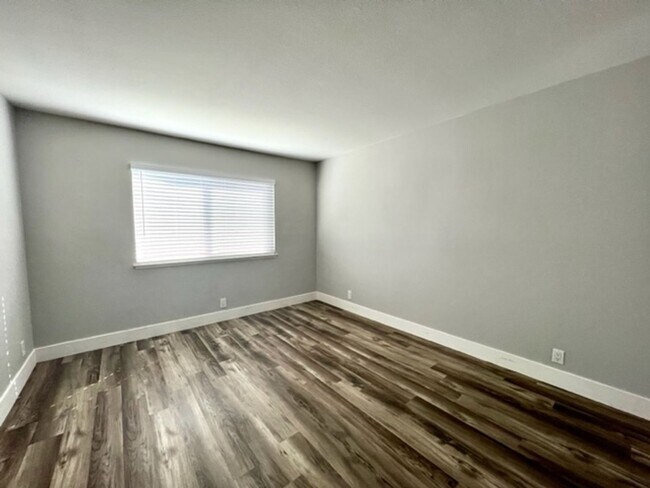 Building Photo - 3 Bedroom Pool Home on Golf Course