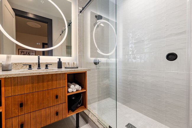 Building Photo - 1011 Canal St