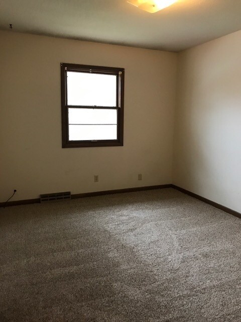 Building Photo - 3 Bedroom Duplex w/Garage in north-central Ames