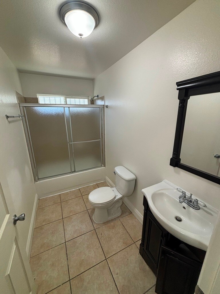 Building Photo - 834 1/2 E 77th St