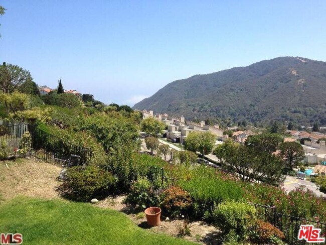 Building Photo - 17230 Avenida de la Herradura