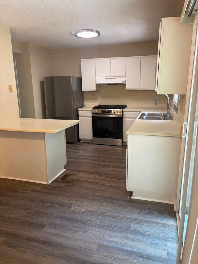 Building Photo - Stepless Townhome