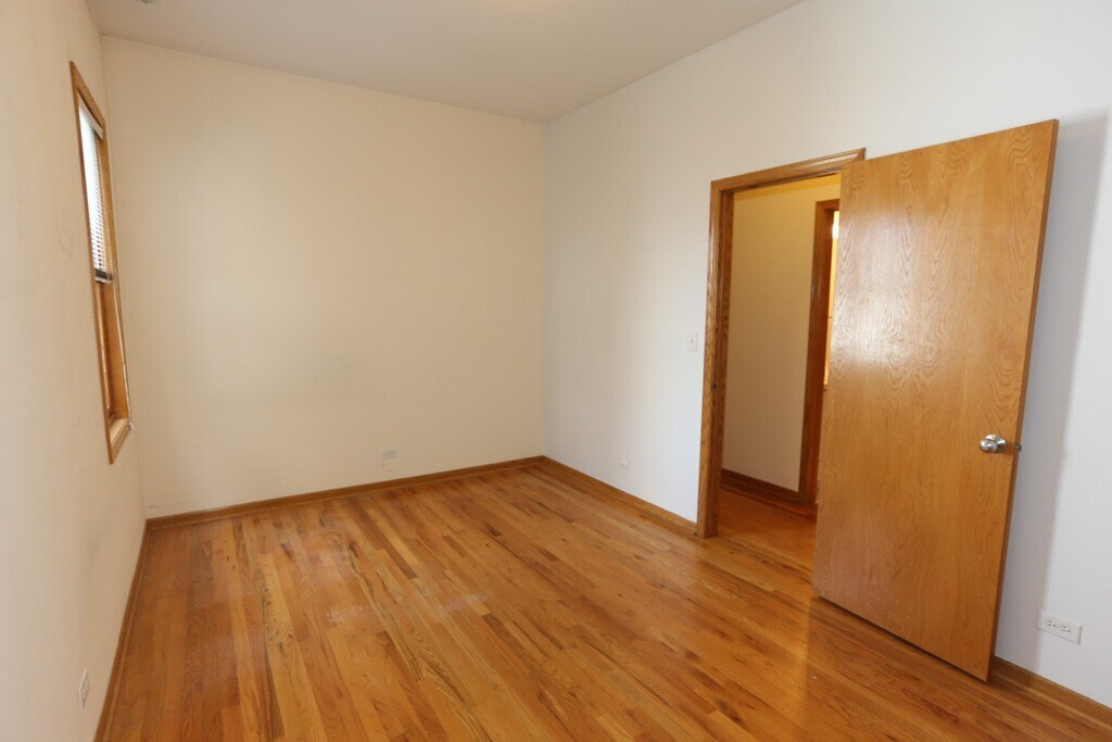 Building Photo - 824 W Buckingham Pl
