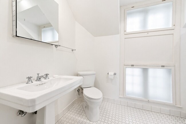 Building Photo - 235 Greenwood St