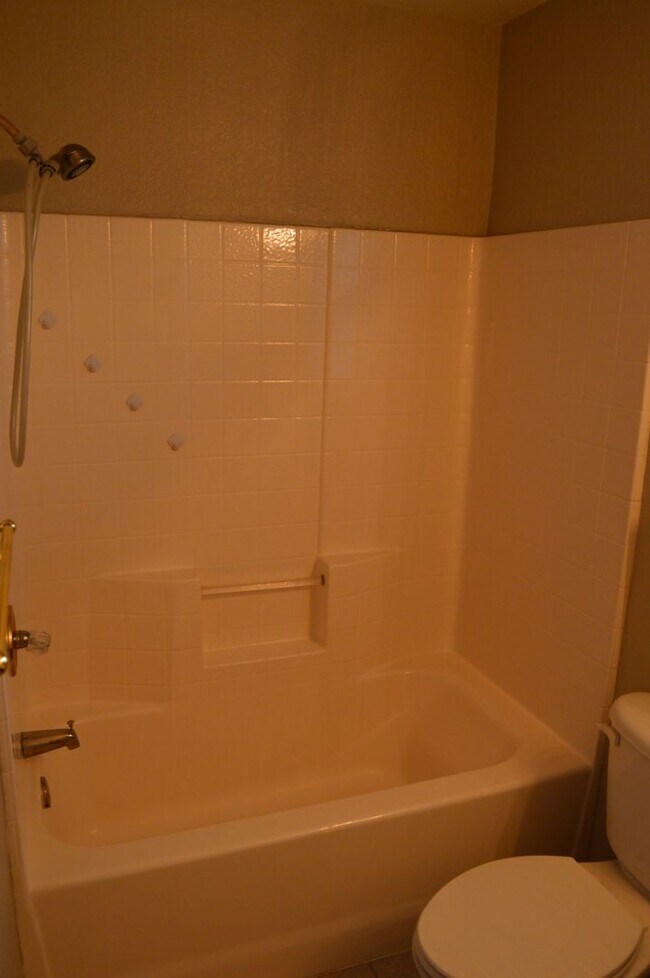 Building Photo - Updated 3-2-2 Home For Lease