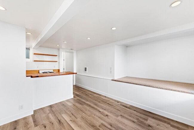 Building Photo - Super Charming South Laguna Studio