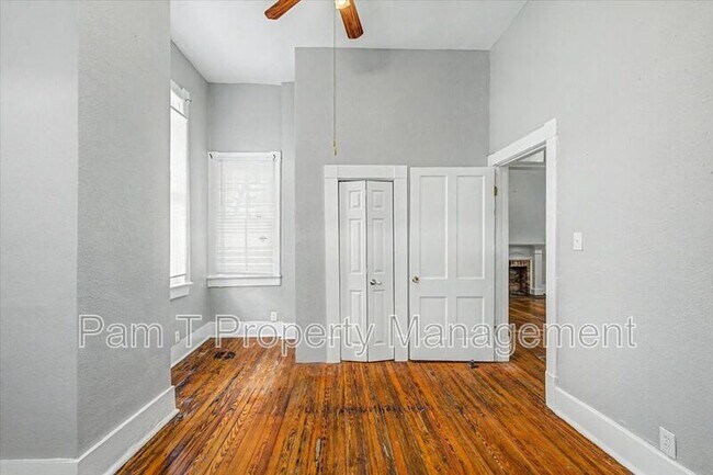 Building Photo - 402 E Park Ave