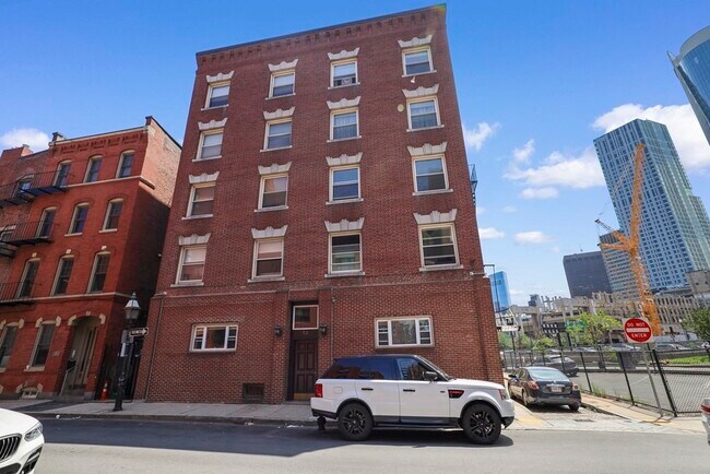 Building Photo - 52 Cooper St