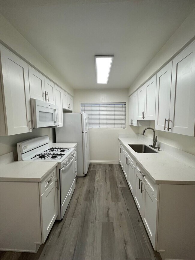 Building Photo - 2028