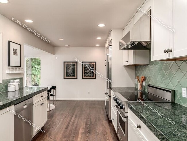 Building Photo - Spacious Mid-Century Modern Home in Counci...