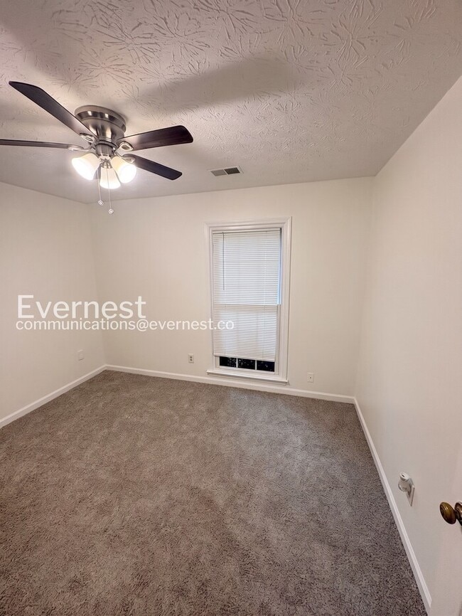 Building Photo - Spacious  Home with Deck, Patio, and Garage! / 3 Bed, 2 Bath / Available now!