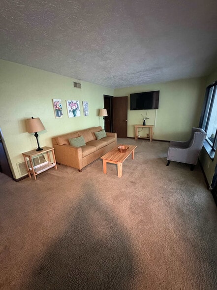 Primary Photo - 2916 Moorcroft Dr