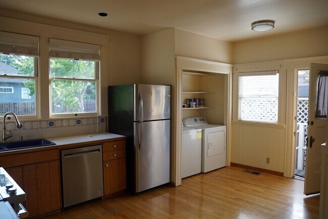 Building Photo - Charming Craftsman Style Home for Rent in ...