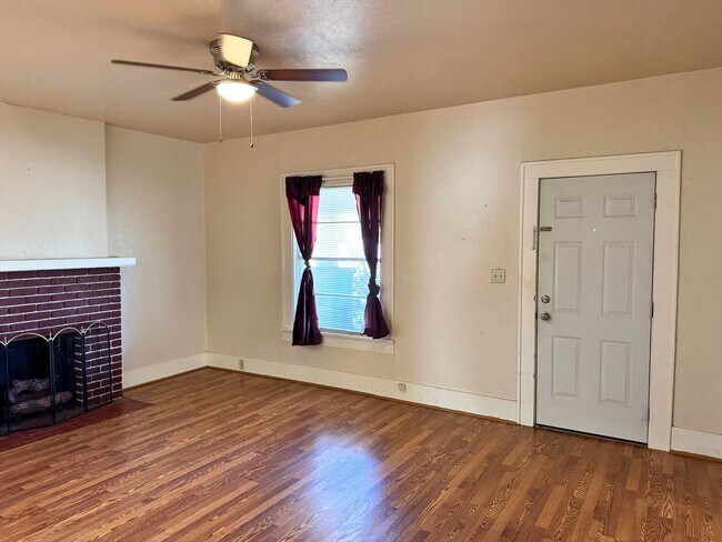 Building Photo - Cute 2 Bed 1 Bath Craftsman Home