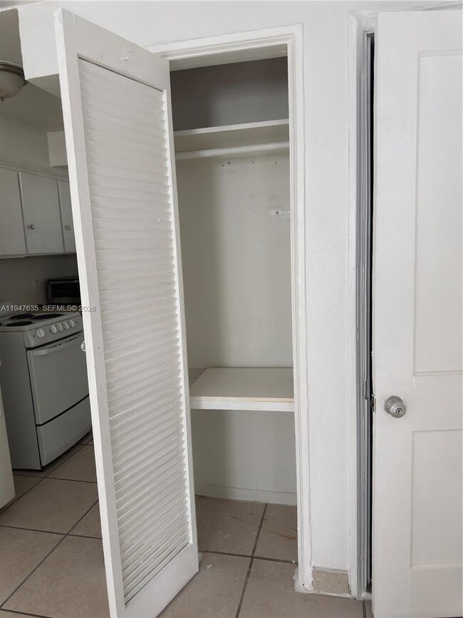 Building Photo - 921 N 17th Ct