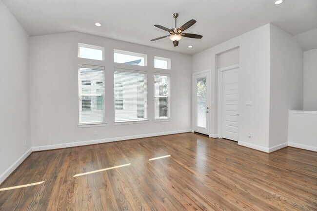 Building Photo - 506 W Donovan St
