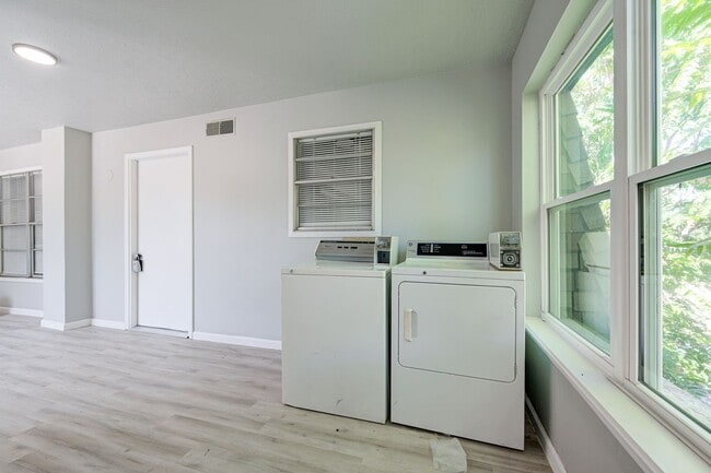 Building Photo - RECENTLY REMODELED!! 1 Bed 1 Bath 1 Mile West of OU Campus