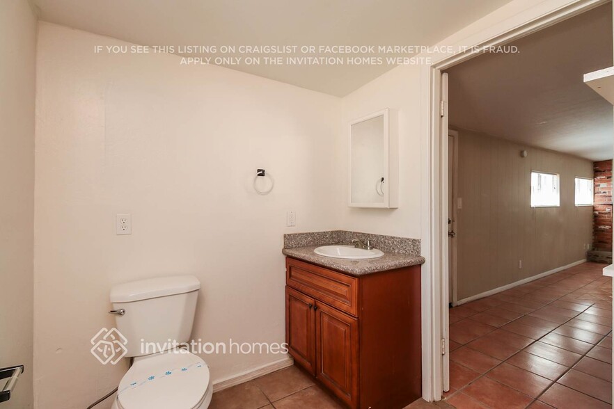 Building Photo - 449 S Stewart