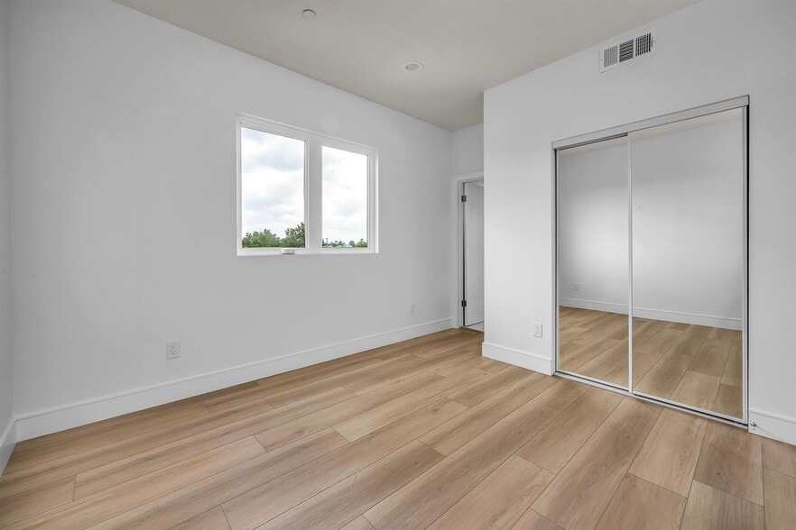 Building Photo - 4558 1/2 Saturn St