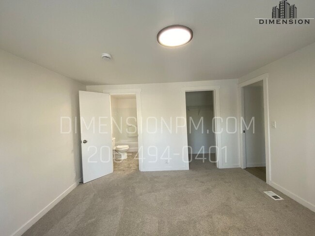 Building Photo - 4 Bed 2.5 Bath Remodelled Manufactured Home in Kent! Available NOW! Easy self showings!