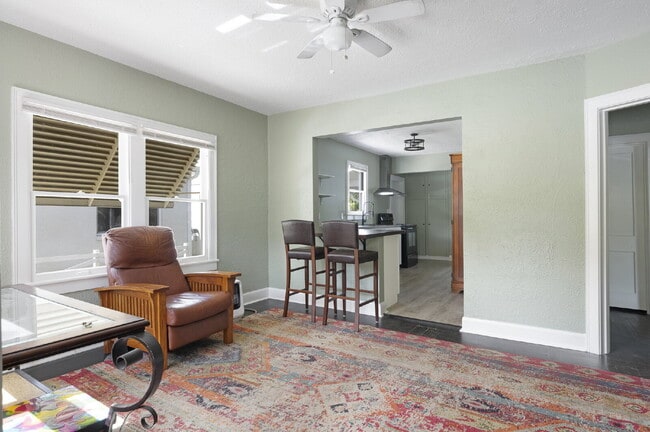 Building Photo - FLEXIBLE LEASE OPTIONS. CHARMING RENOVATED TWO BEDROOM TWO BATHROOM BUNGALOW JUST MINUTES TO DOWN...