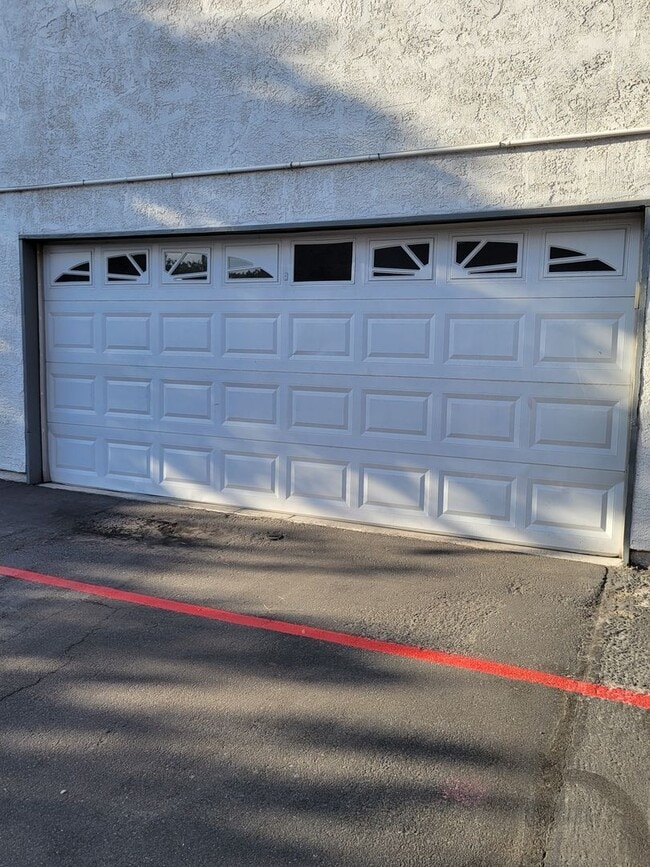 Building Photo - Rent Ready Single Story Townhome 3/2/ with 2 car