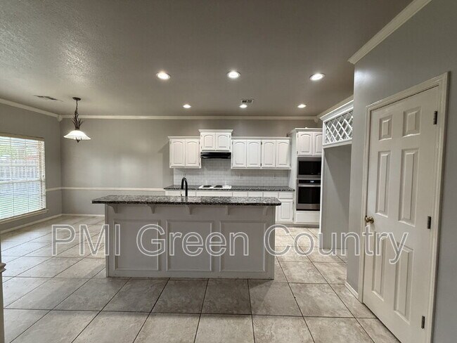 Building Photo - 4419 W Detroit Pl