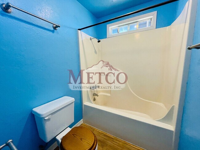 Building Photo - Spacious 4 Bedroom House In Springfield!