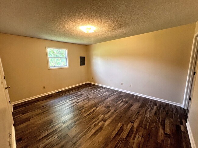 Building Photo - 1404 Valleywood Dr