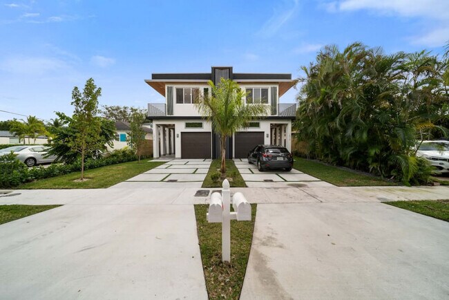 Building Photo - 1621 NE 4th Pl