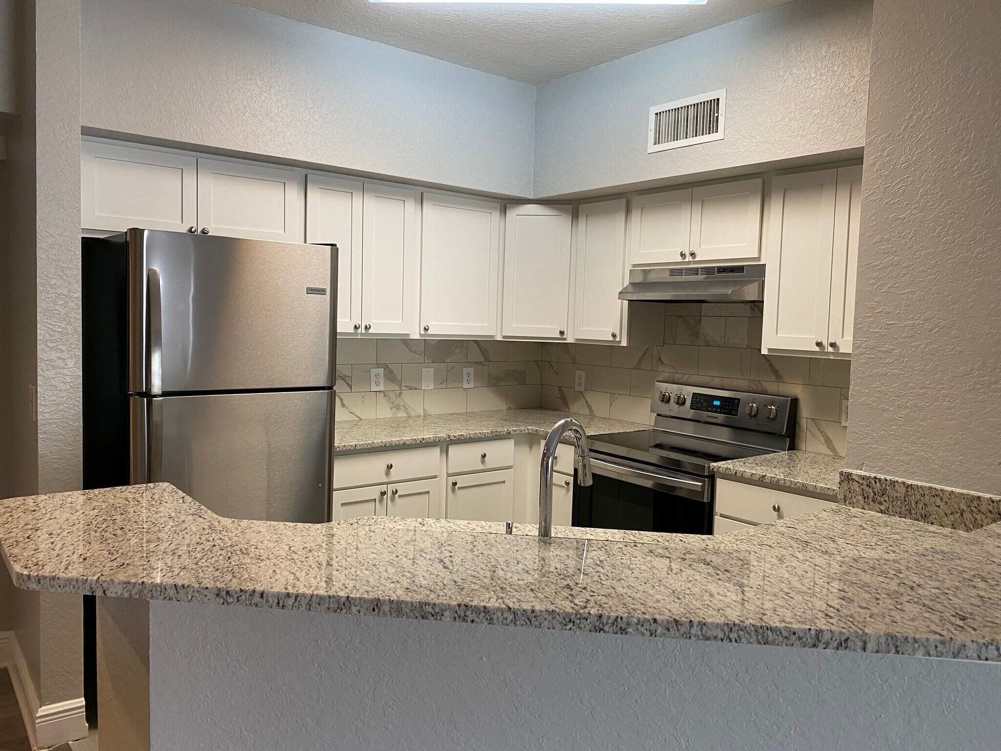 Building Photo - 823 Camargo Way