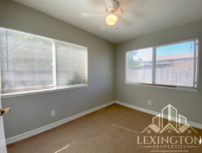 Building Photo - Spacious, 3BD/1BA, Home with Office in Car...