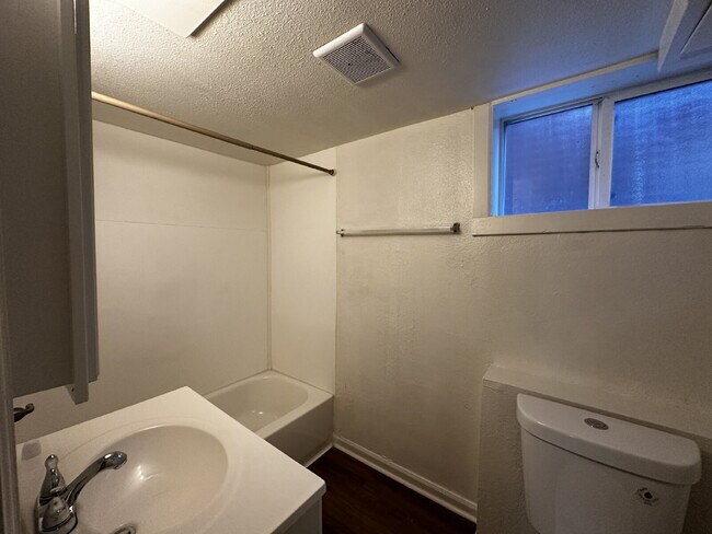 Building Photo - Cozy 1 bed apartment in Elyria Swansea!