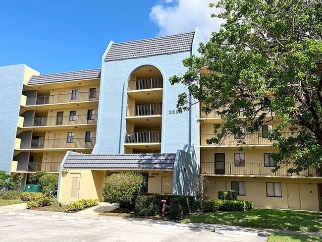 Building Photo - 2828 Tennis Club Dr