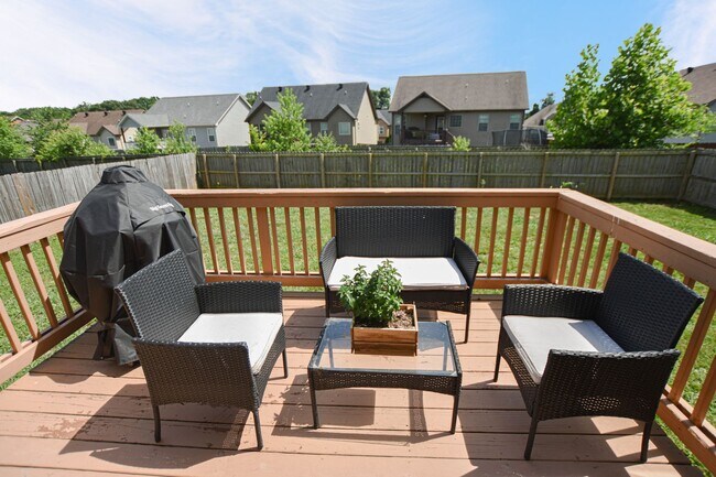 Building Photo - Pet Friendly Three Bedroom with Bonus!