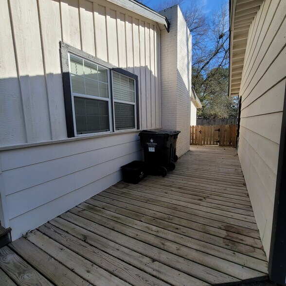 Breezeway between garage and house - 26445 Lazy Ln