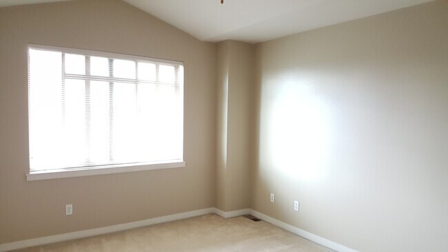 Building Photo - 2106 Yakima Ct S