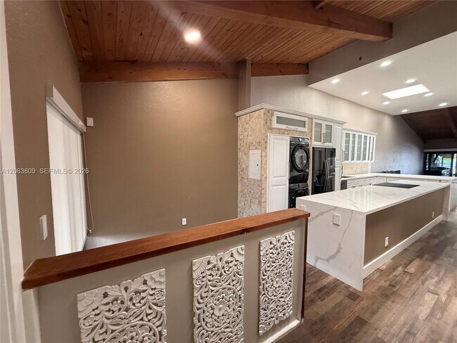 Building Photo - 2645 Parkview Dr S