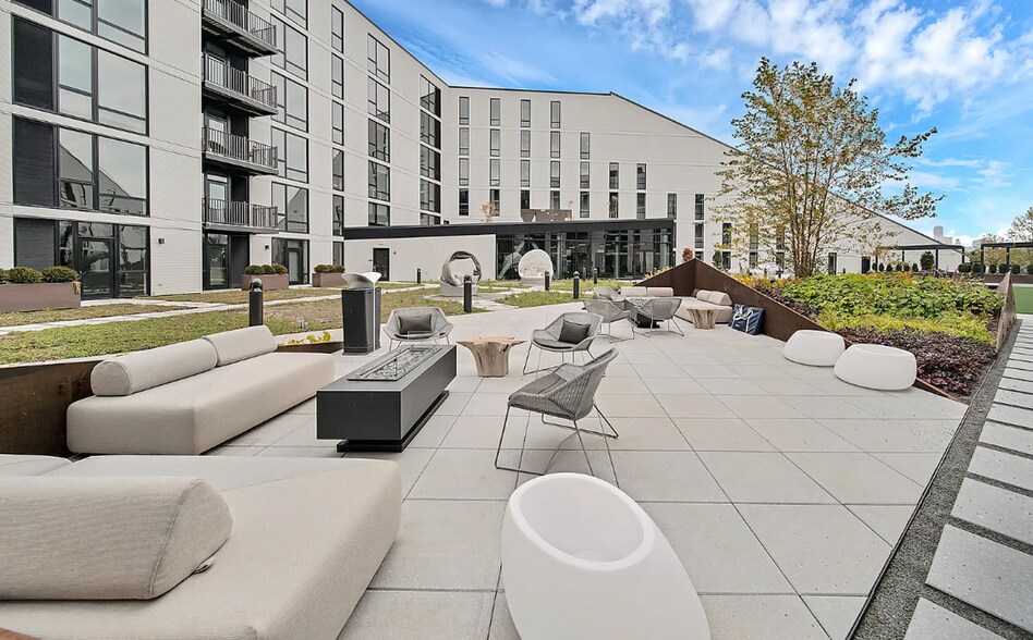 Building Photo - 2141 N Elston Ave