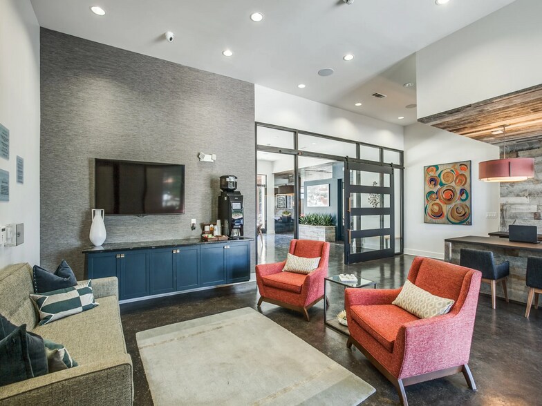 Building Photo - 660 Yorktown St