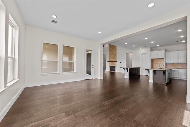 Building Photo - 9814 Carver Dr