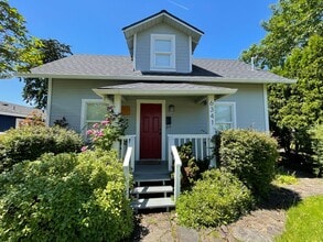 Building Photo - Adorable bungalow with a yard in a fantastic SE location!