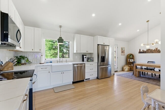 Building Photo - 2820 Donna Hill Dr