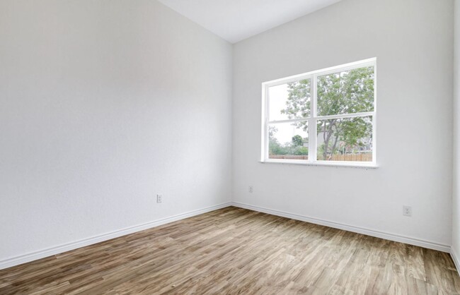 Building Photo - $500 OFF 1ST MONTHS RENT IF LEASED IN FEBR...