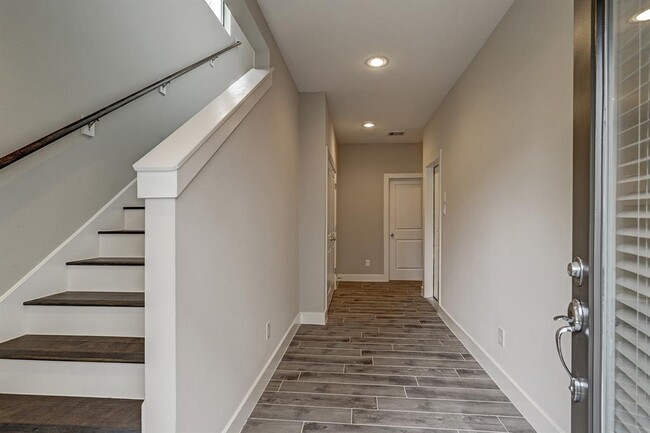Building Photo - 420 Drennan St