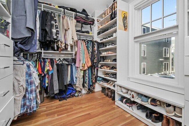 Building Photo - 322 Bunker Hill St