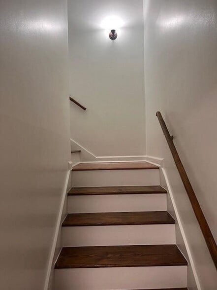 Building Photo - 871 Cedar Trce SW