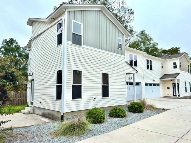 Building Photo - Modern 3BR/2.5BA Townhome | $1,900/mo. | P...