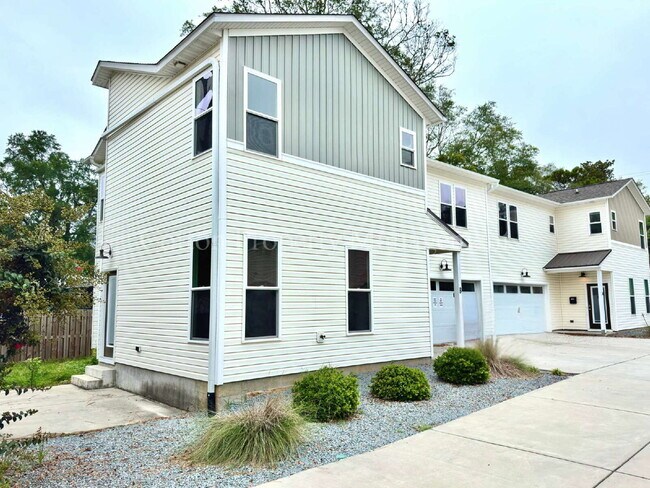 Building Photo - Modern 3BR/2.5BA Townhome | $2,100/mo. | P...