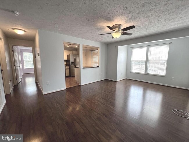 Building Photo - Beautiful 2bd 2bth mid level condo featuri...
